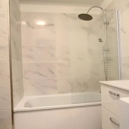 Apartment T2 Renove A 300m De La Avec Parking Prive A - Fr-1-746-3 *